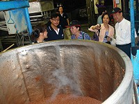 　監察委員葛永光、沈美真巡察東引酒廠，了解古法釀酒製作過程。（圖／文：陳其敏）