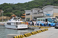 　南北竿旅運人次今年一到六月統計已近九萬人次，碼頭經常是車水馬龍。（圖／文：陳鵬雄）
