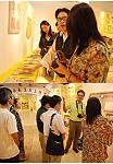行政院文化建設委員會等來賓昨天參訪馬祖故事館,對於戰地先民的生活表示濃厚興趣,一行人站在保防標語前,接受「政令宣導」。(圖/文:邱竟瑋)