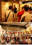 　桃園縣金馬離島文教協會昨參訪馬祖故事館，睹物思人，流露思鄉情懷；參訪團也致贈紀念品與感謝牌給馬祖日報社。（圖／文：邱竟瑋）