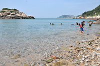 　芹壁海灘夏日適合從事水上活動，但澳口沙灘滿佈碎石是水上活動的一大障礙。（圖／文：陳鵬雄）