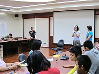 　文化局辦理「2011台灣國際紀錄片雙年展精選影片巡迴放映活動」，邀請藝霞年代導演薛常慧抵馬參加映後座談，與馬祖鄉親分享製作紀錄片的點滴與感想。（圖：文化局提供）