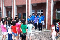 　東引國中小海外華裔青年英語營開課，6位華裔青年老師（穿藍色衣服）進駐校園教英文。（圖／文：陳其敏） 