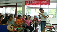 　馬祖傳統技藝─剪花昨日在桃園縣馬祖會館開班，旅台鄉親參與踴躍。（圖：桃園縣馬祖同鄉會提供）