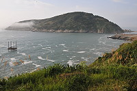 　北竿機場21端至獅嶼間水域，納入擴建可行性評估水文資料調查及鑽探作業。（圖／文：陳鵬雄）