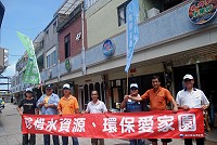 　連江縣自來水廠員工走進東引鄉每處角落，籲請鄉親節約用水做環保。（圖／文：陳其敏）