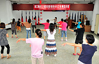 　新移民多元文化舞蹈開訓！吸引新移民及婦女鄉親前往體驗，從容易入門又具高辨識度的泰國舞學起，學員們很快就進入狀況開始翩翩起舞，大家也樂在其中、歡笑聲不斷。（圖／文：曹重偉）