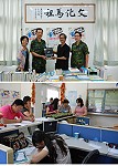 「2011全國好書交換」活動昨天文化局登場,上千冊的圖書、雜誌讓大家挖寶,軍方代表感謝文化局贈書,讓好書繼續飄香;另配合國立台中圖書館推廣電子書活動,現場還致贈小型盆栽,模樣可愛吸引許多人參與。(圖/文:劉秋月)
