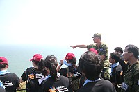 馬戰營學員於大澳山仔細聆聽導覽解說。（圖／文：林仁熙）