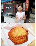 鐵板阿婆(虫弟)餅開賣囉!就在仁愛村市場入口,每天下午二點到六點,鐵板三寶之一的美食,讓大家再度一嚐馬祖小吃美味。(圖/文:劉秋月)