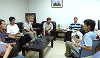 　財團法人成大基金會協助經濟部能源局推廣太陽能熱水系統，昨天前往拜會建設局，馬祖在推廣十二年後，今年終於出現二家安裝戶，根據研究資料顯示，馬祖地區日射量等同苗栗區，仍屬日照豐沛區，非常適合安裝太陽能熱水設備。（圖／文：劉秋月）