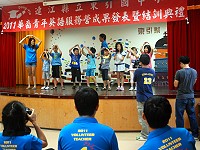 　東引國中小海外華裔青年英語服務營辦理成果發表，小朋友登台大方秀英文歌。（圖／文：陳其敏） 