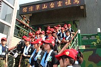 　雲台山軍情館完成電梯檢修，年輕旅客走樓梯，年長者和行動不便的旅客可以選搭電梯。（圖／文：邱竟瑋）
