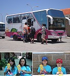 　莒光海洋花蛤節專車配合航班從猛澳港載運遊客前往東莒各處景點，花蛤節工作團隊特別聘請四位可愛美少女提供遊客諮詢服務；西莒景點遊客陸續湧入共襄盛舉。（圖／文：林冰芳、陳樂團）