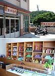來泡茶囉!津沙茶園主人邱垂旺夫妻為讓大家親自品茗,在馬港自家一樓開設雲津茶坊,獨家販售自家無毒雲津茶,讓大家透過品茗認識馬祖好茶。(圖/文:劉秋月)