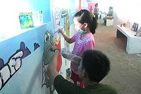 　北指部官兵熱情指導小朋友彩繪。（圖／文：蔡欣華）