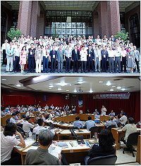 上圖:福建省政府主辦之「福建省金馬歷史回顧與展望學術研討會」馬祖場昨天在師大國際會議廳舉行,副總統蕭萬長特別前往開幕致詞,肯定金門與馬祖才是真正與國同壽。下圖:現場專家學者針對馬祖議題進行高峰對話,期待在關鍵轉型期給予建議、貢獻,做為金馬未來規劃及提供兩縣政策參考。(圖/文:劉秋月)