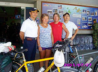 　法國單車客布魯諾夫婦要以13年的時間騎單車環遊全世界，此次特別經由小三通過境馬祖騎乘，停留期間受到移民署連江縣專勤隊的熱情協助，像是給了布魯諾夫婦最友善的Welcome。（圖：移民署連江縣專勤隊提供）