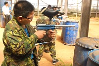 中華民國藍天休閒生活協進會來馬舉辦兒童知性之旅,昨體驗漆彈。(圖/文:邱竟瑋)