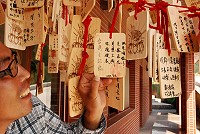 媽祖靈山,祈福洞天許願卡已成為導遊推薦,遊客必寫的馬祖小物,台灣全記錄團隊也搶搭熱潮。(圖/文:邱竟瑋)