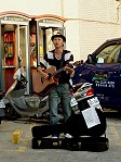 　街頭藝人-柏丞，是第一個在東引南澳街頭開唱的表演者。（圖／文：陳其敏）