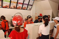 　弘爺漢堡馬祖店昨天開張，嶄新的店面和六樣套餐服務軍民。（圖／文：邱竟瑋）