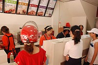 弘爺漢堡馬祖店昨天開張,嶄新的店面和六樣套餐服務軍民。(圖/文:邱竟瑋)