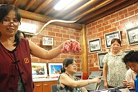 連江縣婦女會與鐵板社區婦女縫紉三寸金蓮。(圖/文:邱竟瑋)