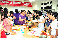 　新移民女性關懷協會「多元文化美食研習」歡樂登場，邀請外配吳紹方指導製作經典泰國菜，讓學員們是大快朵頤，直呼真是「泰」好吃了。（圖／文：曹重偉）