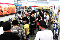 　大陸小三通自由行首發團停留短短時間，卻創下不小經濟效益，多位陸客展現驚人的購買力，看見面膜都是一次買好幾盒，人數多到把超商擠爆。（圖／文：曹重偉）