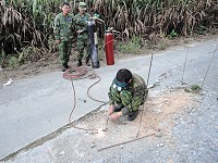 　馬支部南竿乙型聯保廠官士兵，協助清除道路鋼筋。（圖／文：曾文亮）