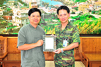 　馬祖防衛指揮部參謀長劉靖中少將調升金門防衛指揮部小金門指揮官，縣長楊綏生感謝他在馬服務期間對發展觀光的積極貢獻及軍民關係和諧的努力，並致贈榮譽縣民證。（圖／文：曹重偉）