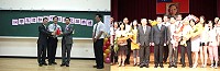 馬祖籍劉增銘(圖右)1日接任北市古亭國中校長,原任校長陳傳貴改調永吉國中,佈達典禮後親友團還跟市長郝龍斌合影。(圖:陳孜淵提供)