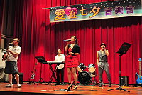   「2011愛在七夕音樂會」於民俗文物館演藝廳歡樂登場，吸引滿座的軍民鄉親前往感受屬於自己的浪漫夜。（圖／文：曹重偉）