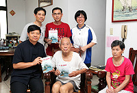 　縣長楊綏生日前特別抽空前往拜訪前東海部隊楊文炳老先生並致贈慰問金，楊文炳亦將其個人自傳東海部隊回憶錄贈送給楊縣長。（圖：連江縣政府提供）