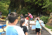 由國小到高中生組成的小小攝影家團隊,昨天在津沙公園試拍,把剛學的攝影理論派上用場。(圖/文:邱竟瑋)
