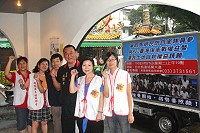 　「馬祖辦理爭取馬祖民防自衛隊參與823臺海保衛戰權益暨還我土地自救權益請願遊行」將於八月二十三日在總統府前登場，自救會總召集人王國棟與同志行前合影。（圖：自救會提供）