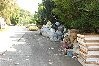 福澳嶺至港指部道路堆滿資源回收物品,民眾籲清除。(圖/文:邱竟瑋)