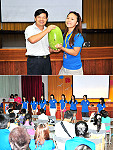 　台北醫學大學社會醫療服務隊除義診及衛教活動之外，九日晚間特別舉辦「『船』愛到馬祖、北醫大與您同樂」晚會，豐富表演活動讓大家目不暇給，縣長楊綏生到場向學弟妹們加油打氣，還致贈馬祖大西瓜供大家消暑。（圖／文：曹重偉）
