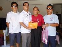 　連江縣釣魚協會將釣魚比賽的收穫分送給鄉內獨居長者。（圖／文：陳其敏）