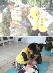 上圖:應召人員在教官指導下完成鐵絲網工事架設。下圖:應召人員在教官指導下進行CPR。(圖/文:林仁熙)