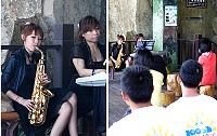 東引安東坑道音樂季最後一場音樂會,遊客陶醉在薩克斯風的浪漫樂音中。(圖/文:陳其敏)