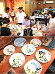 鐵板社區發展協會昨天舉辦金銀花瓷器彩繪研習,參與鄉親踴躍,扶老攜幼親子共同彩繪,而金銀花在不同人手中,也呈現出完全不同的風采,充滿個人風格。(圖/文:劉秋月)