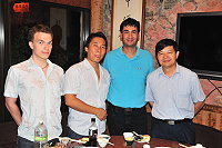 　左起Peeter、Lee、Mark三位國際青年與縣長楊綏生相見歡，三人也紛紛向楊縣長述說這三天下來的馬祖生活點滴。（圖／文：曹重偉）