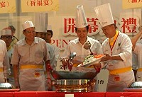 2011台灣美食展,總統馬英九及立委曹爾忠扮演總舖師全程參與,並推薦馬祖美食。(圖:立委曹爾忠國會辦公室提供)
