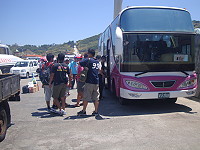 2011莒光海洋花蛤節最後一梯次登場,遊客乘坐公車暢遊各景點。(圖/文:林冰芳)