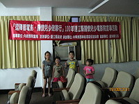 　逗陣看電影，關懷兒少做夥行活動在莒光鄉西莒圖書館播放「小孩不笨2」影片。（圖／文：陳樂團）
