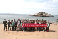 　芹壁社區發展協會和淨灘弟兄大合照。（圖：林仁熙／文：傅仲賢）