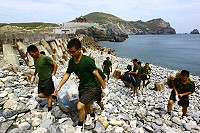 弟兄們不畏烈日,在太陽底下辛勤工作,在三個小時內迅速將環境確實打掃得整齊又清潔。(圖/文:林柏宏)