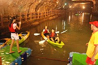 旅客在南竿的北海坑道划獨木舟,這是昔日的軍管時代難以想像的事。(圖/文:邱竟瑋)